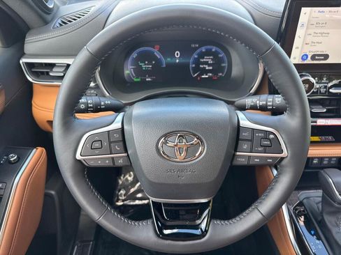 Certified 2026 Toyota Highlander Platinum AWD/4WD image 11