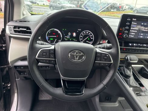 Used 2021 Toyota Sienna Limited image 19