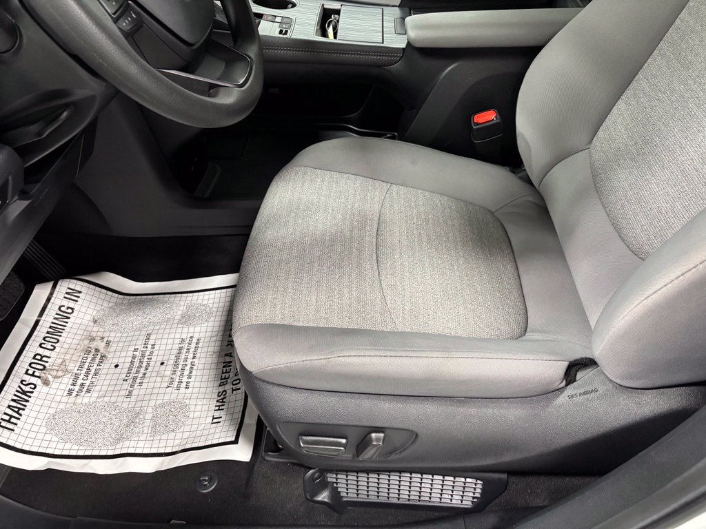 Used 2026 Toyota Sienna LE FWD image 13