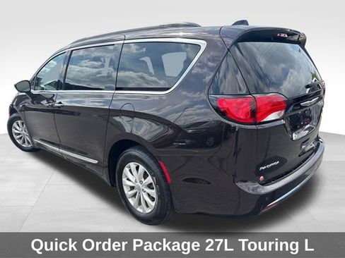 Used 2017 Chrysler Pacifica Touring-L FWD image 3