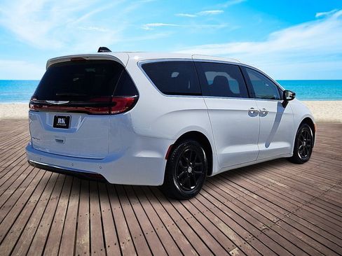 Used 2024 Chrysler Pacifica Touring-L FWD image 6