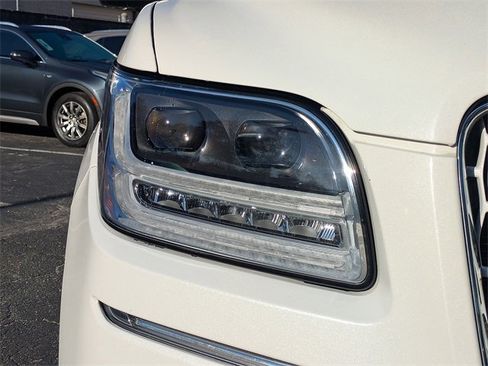 Used 2021 Lincoln Navigator Reserve image 9