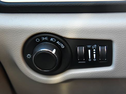Used 2023 Chrysler Voyager LX FWD image 32