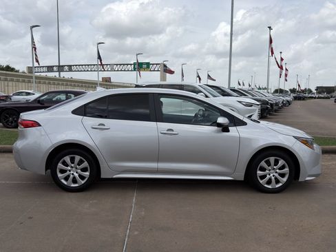 Used 2026 Toyota Corolla LE FWD image 4