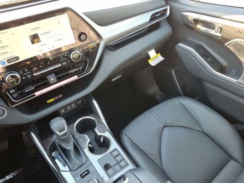 New 2026 Toyota Highlander Limited AWD/4WD image 13
