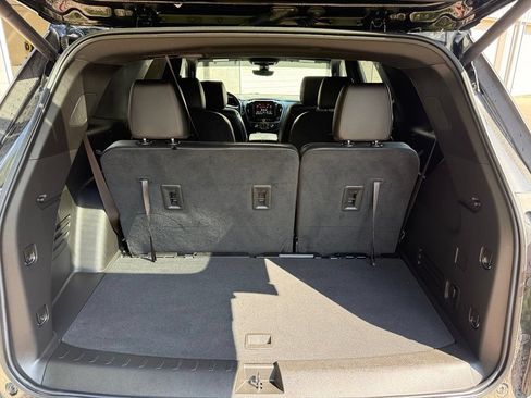 Used 2023 Chevrolet Traverse RS FWD image 36