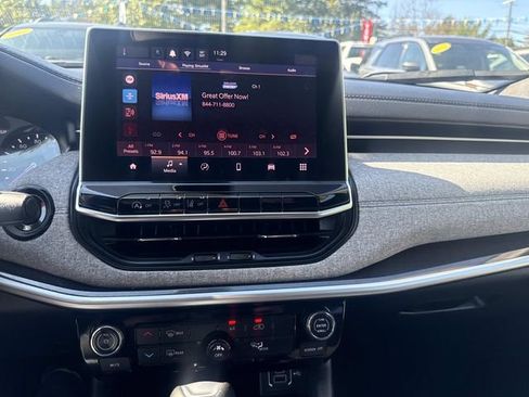 Used 2024 Jeep Compass Latitude image 23