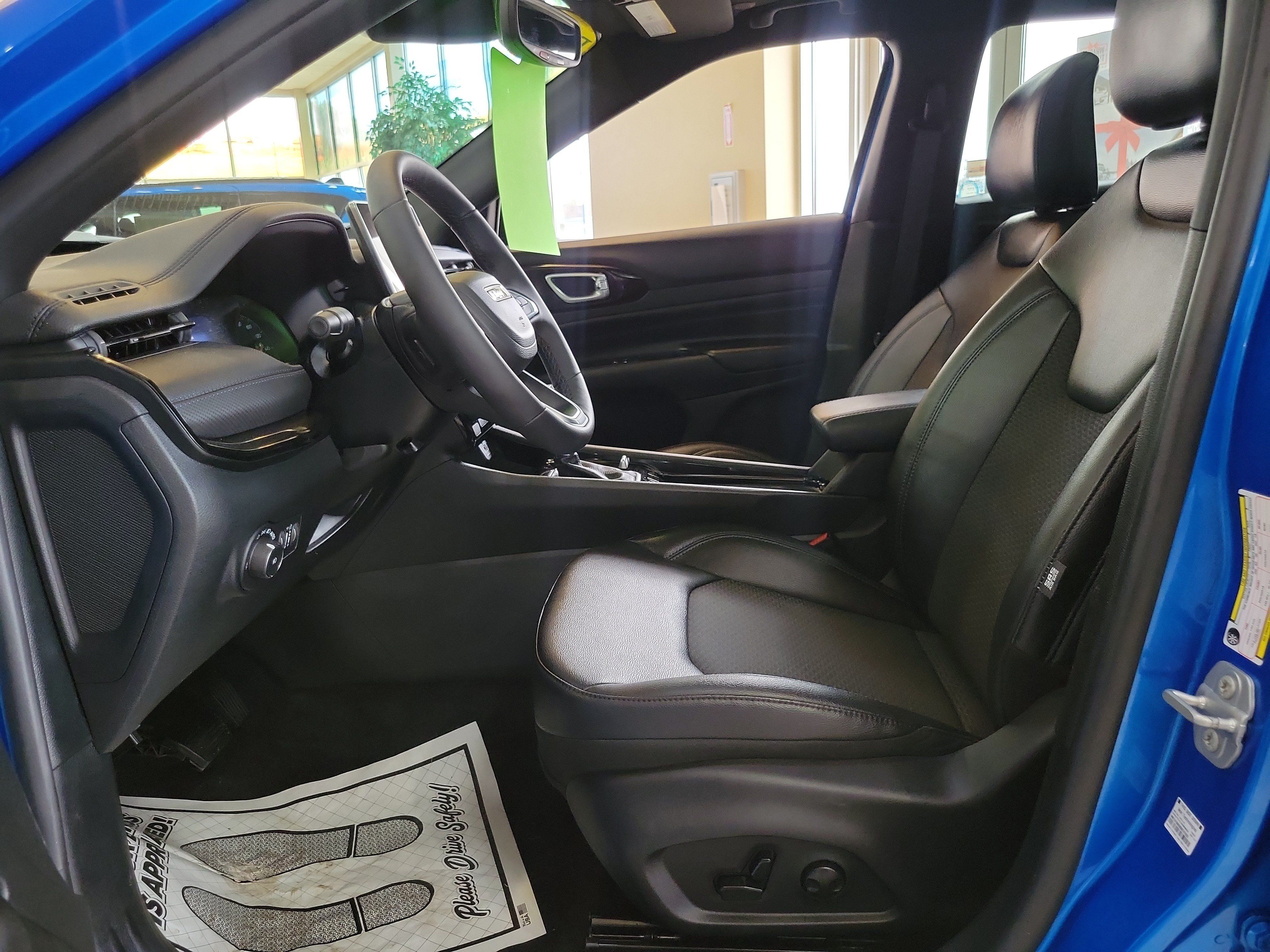 Used 2025 Jeep Compass Latitude w/ Sun & Sound Group AWD/4WD image 8