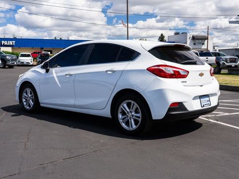 Used 2018 Chevrolet Cruze LT w/ Convenience Package FWD image 2