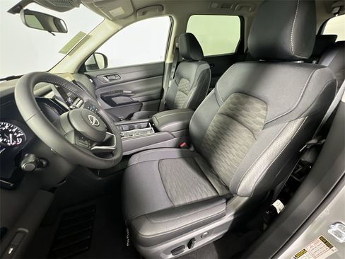 New 2025 Nissan Pathfinder SV image 13