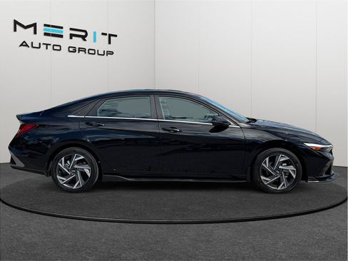 Used 2025 Hyundai Elantra Limited FWD image 10