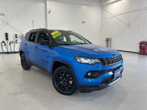 Used 2023 Jeep Compass Latitude w/ Sun and Sound Group AWD/4WD image 4