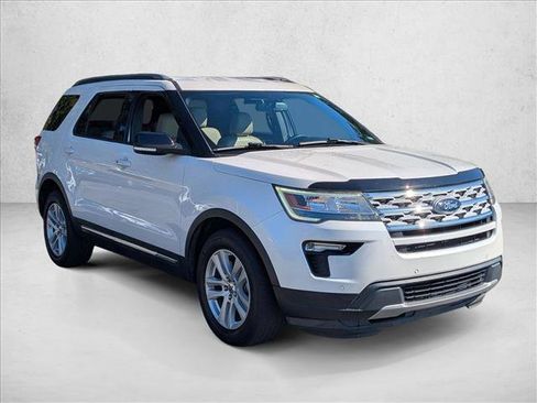 Used 2018 Ford Explorer XLT w/ Equipment Group 202A image 3