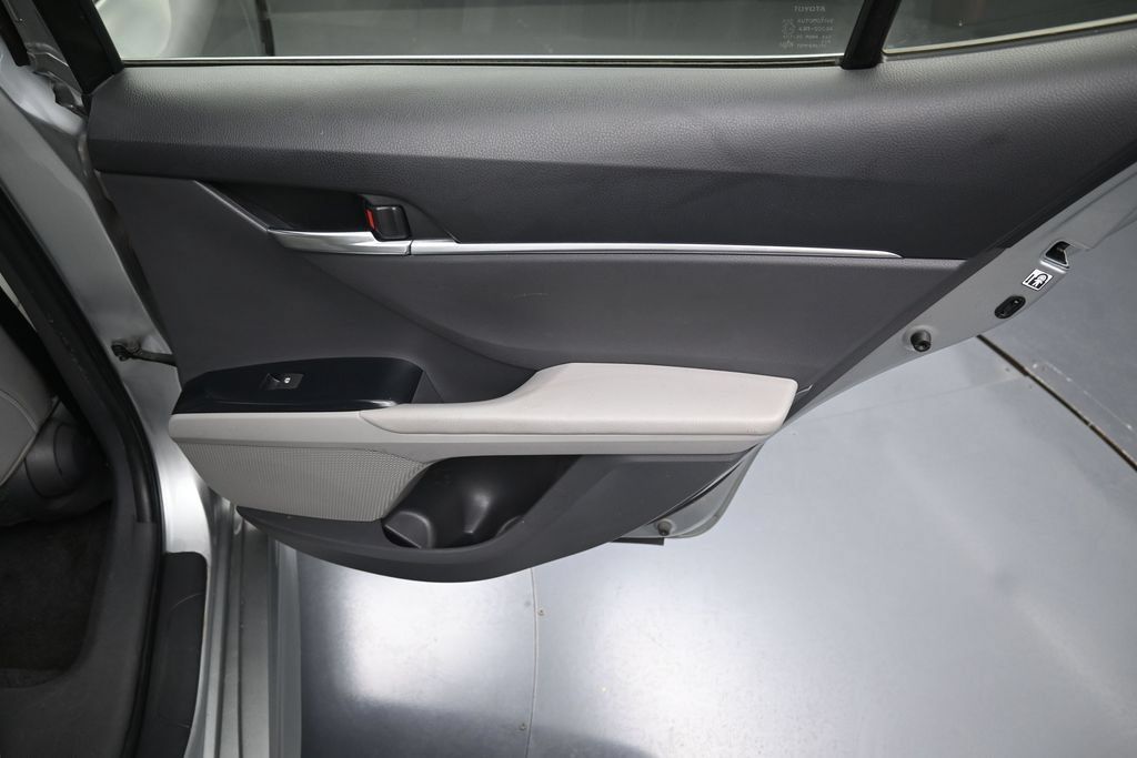Used 2018 Toyota Camry SE FWD image 29