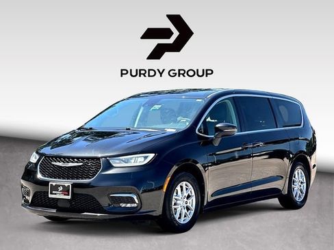 Used 2023 Chrysler Pacifica Touring-L FWD image 4