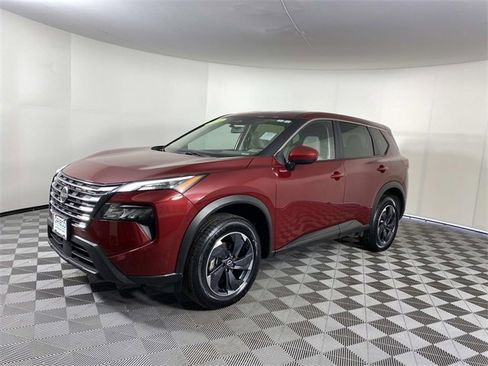 Used 2024 Nissan Rogue SV image 3