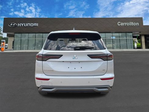 Used 2025 Mitsubishi Outlander SE FWD image 6