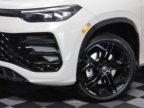 Used 2026 Volkswagen Tiguan SE R-Line AWD/4WD image 3