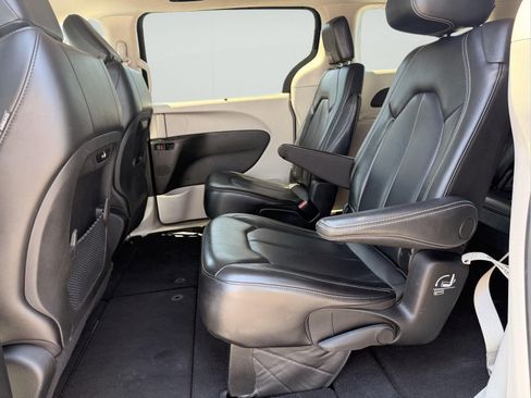 Used 2023 Chrysler Pacifica Touring-L FWD image 33