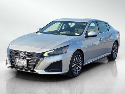 Used 2023 Nissan Altima 2.5 SV image 3