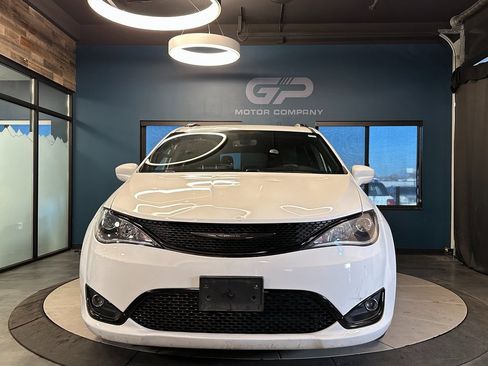 Used 2020 Chrysler Pacifica Touring-L w/ S Appearance Package image 8