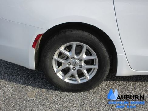 Used 2022 Chrysler Voyager LX image 3