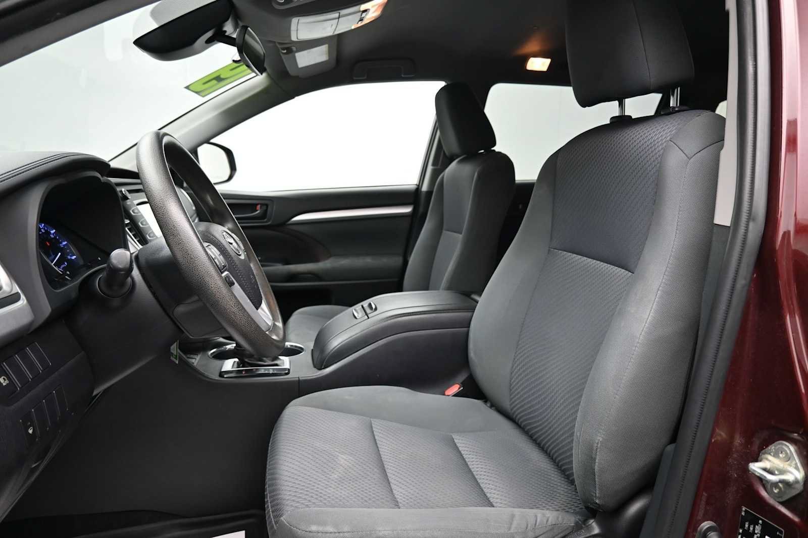 Used 2019 Toyota Highlander LE AWD/4WD image 11