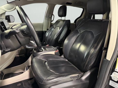 Used 2017 Chrysler Pacifica Touring-L FWD image 9