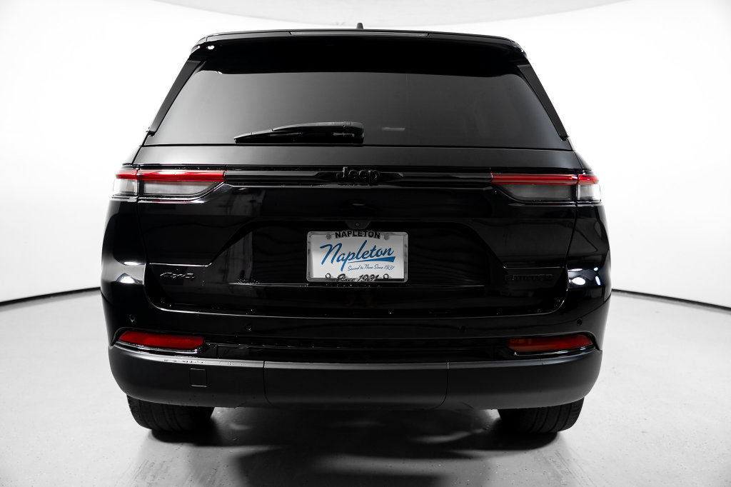 Used 2023 Jeep Grand Cherokee Limited w/ Black Appearance Package AWD/4WD image 11