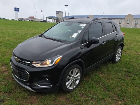 Used 2020 Chevrolet Trax Premier w/ LPO, Cargo Package FWD image 3