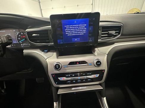 Used 2022 Ford Explorer XLT w/ Equipment Group 202A AWD/4WD image 38