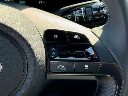 Used 2025 Hyundai Elantra Limited image 21