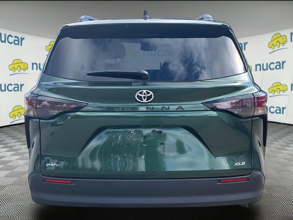 Used 2026 Toyota Sienna XLE FWD image 3
