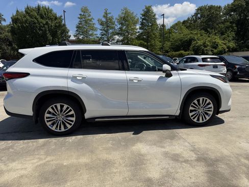 Used 2023 Toyota Highlander Platinum FWD image 28