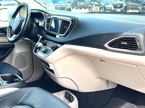 Used 2019 Chrysler Pacifica Touring-L FWD image 23