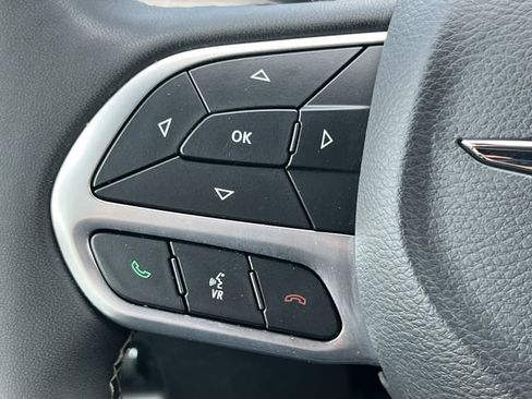 Used 2025 Chrysler Pacifica Select FWD image 21
