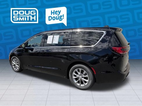 Used 2026 Chrysler Pacifica Limited FWD image 3