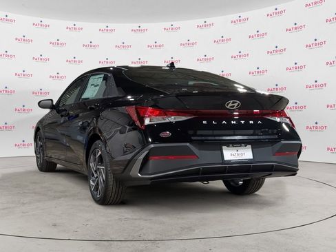 Used 2025 Hyundai Elantra Sport image 4