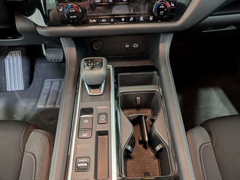 Used 2025 Nissan Pathfinder SV FWD image 23