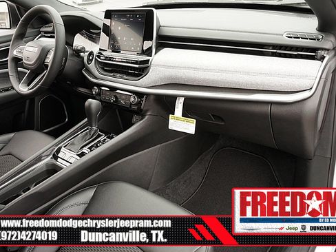 New 2025 Jeep Compass Latitude image 12