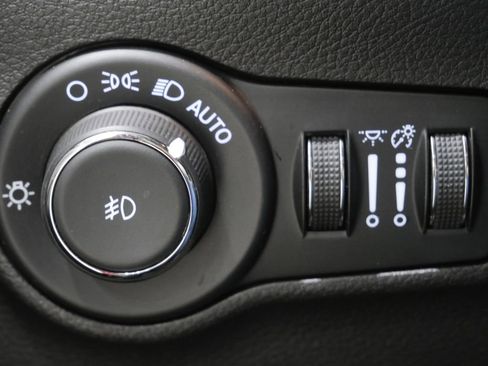 Used 2025 Jeep Compass Limited image 14