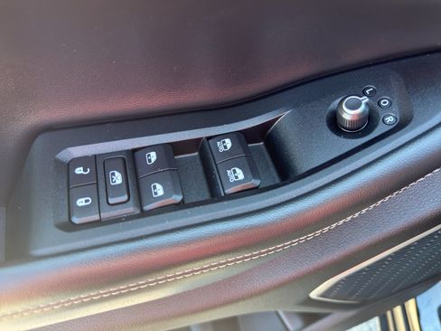 Used 2022 Jeep Grand Cherokee Altitude AWD/4WD image 11