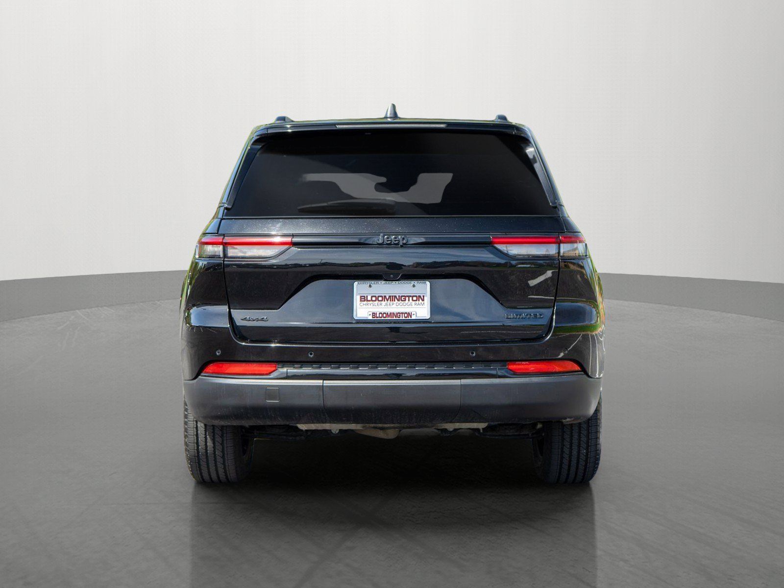 Used 2023 Jeep Grand Cherokee Limited w/ Black Appearance Package AWD/4WD image 6