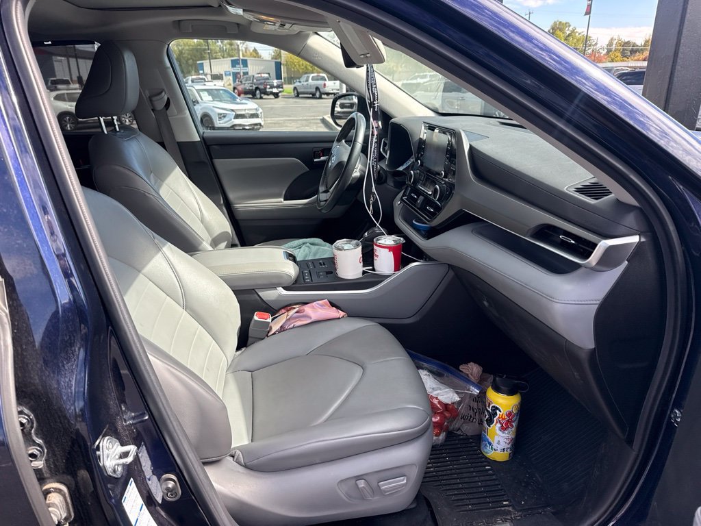 Used 2022 Toyota Highlander XLE AWD/4WD image 19