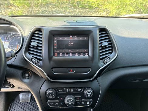 Used 2019 Jeep Cherokee Latitude Plus w/ Comfort/Convenience Group AWD/4WD image 11