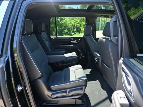Used 2024 GMC Yukon XL SLT w/ SLT Premium Package AWD/4WD image 21