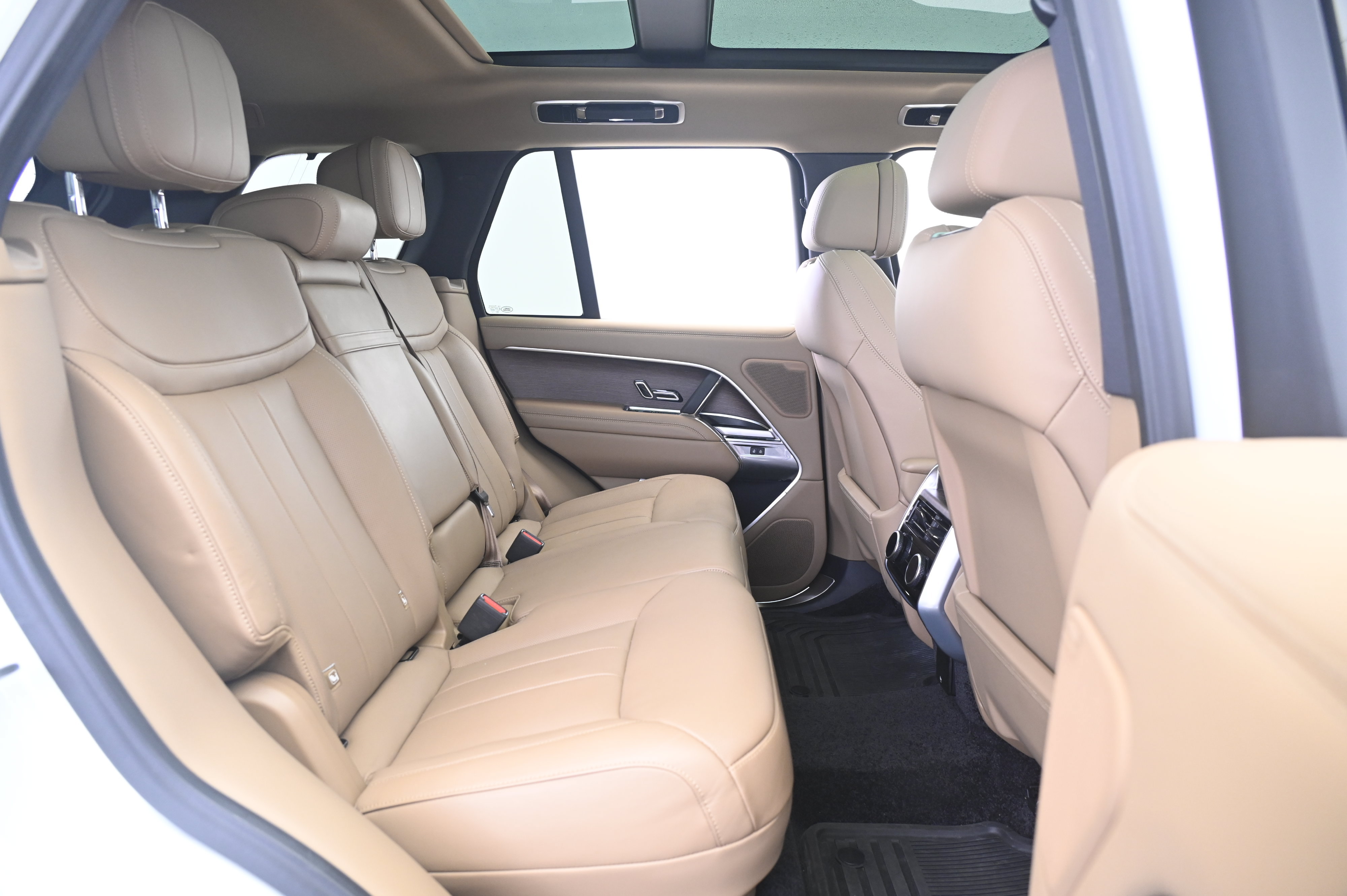 Used 2025 Land Rover Range Rover SE AWD/4WD image 18
