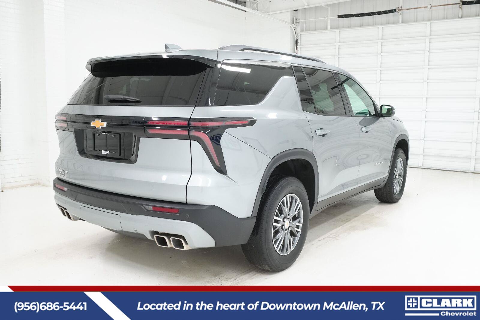 Used 2025 Chevrolet Traverse LT FWD image 4