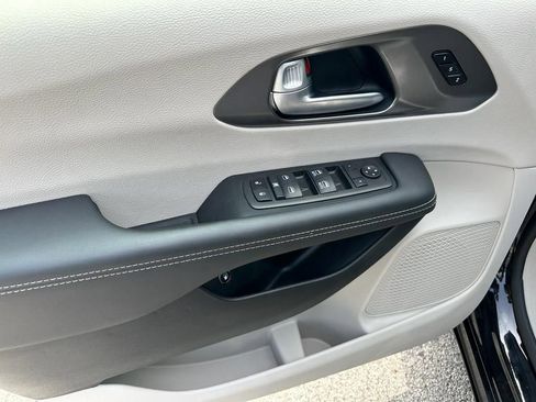 Used 2024 Chrysler Pacifica Select image 9