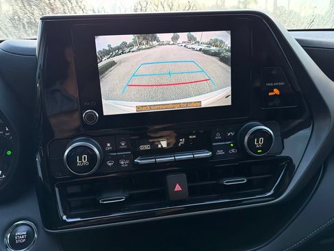 Used 2023 Toyota Highlander L FWD image 10